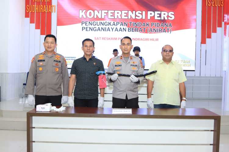 Polres Inhil Gelar Konferensi Pers Kasus Penganiayaan di Desa Kuala Patah Parang