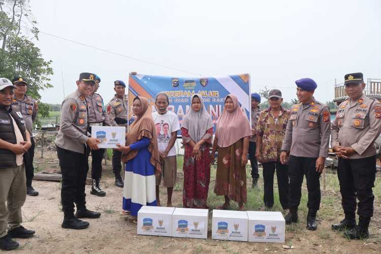 Kapolres Pelalawan Susuri Sungai Kampar, Berikan Sembako Melalui Program Jalur