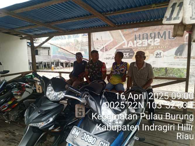 Babinsa Koramil 11/PBR Jalin Silaturahmi dengan Tukang Ojek di Desa Manunggal Jaya