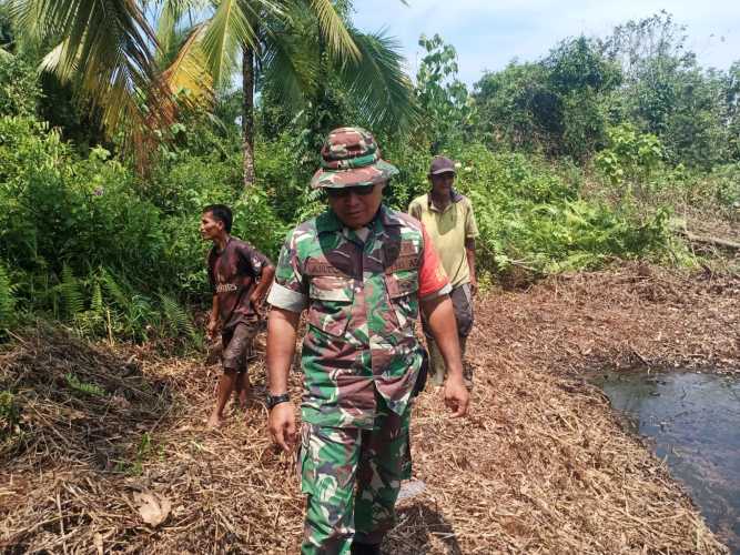 Babinsa Sertu Anton Inisiasi Patroli Gabungan Tapal Batas, Perkuat Keamanan Wilayah Tembilahan Hilir