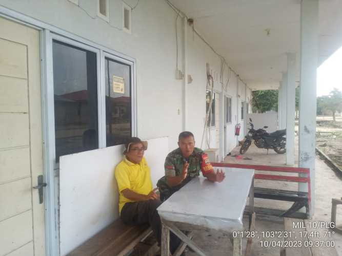 Babinsa Menjalin Hubungan Baik dengan Karyawan Perusahaan