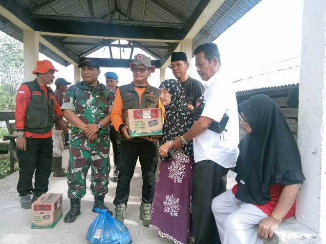 Korban Longsor di Inhil Riau Terima Bantuan Sembako
