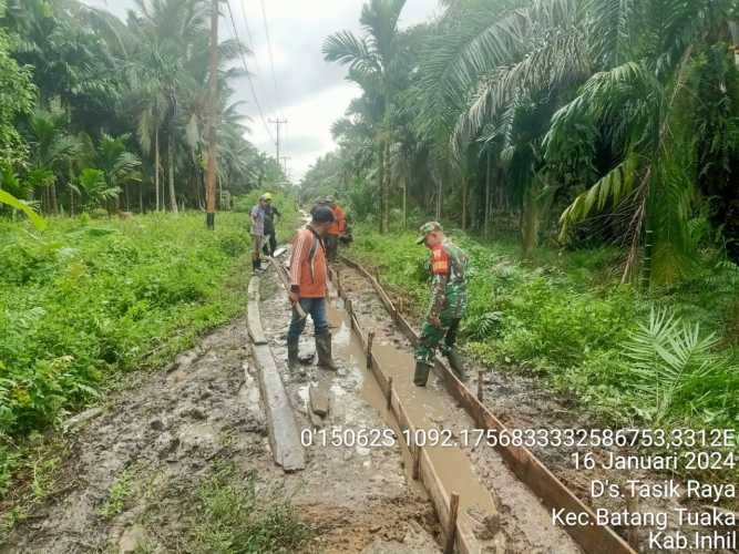 Babinsa Inisiatif Perbaiki Jalan Akses Desa