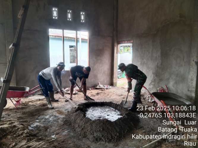 Babinsa Koramil 12/Batang Tuaka Kodim 0314/Inhil Serda Syafrijon Pimpin Komsos dan Goro Pembangunan Musholla di Sekolah Nurul Huda