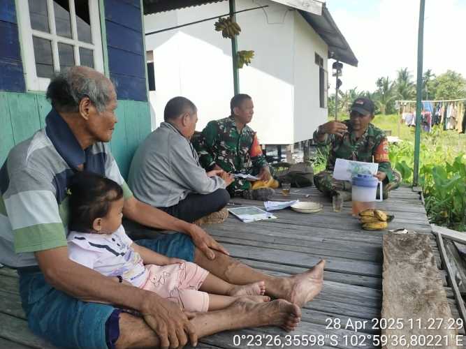 Babinsa Koramil 12/BTK Kodim 0314/Inhil Serda Pernando Sitompul Tingkatkan Keselarasan Kamtibmas Lewat Komsos