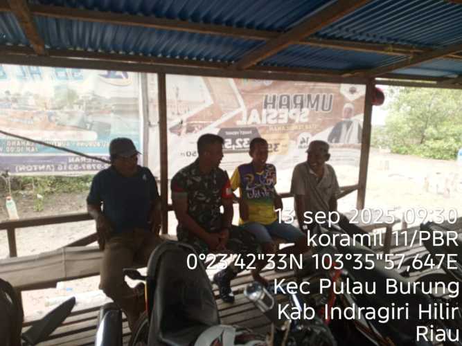 Babinsa Koramil 11/Pulau Burung Aktif Jalin Komunikasi Sosial dengan Warga Desa Manunggal Jaya