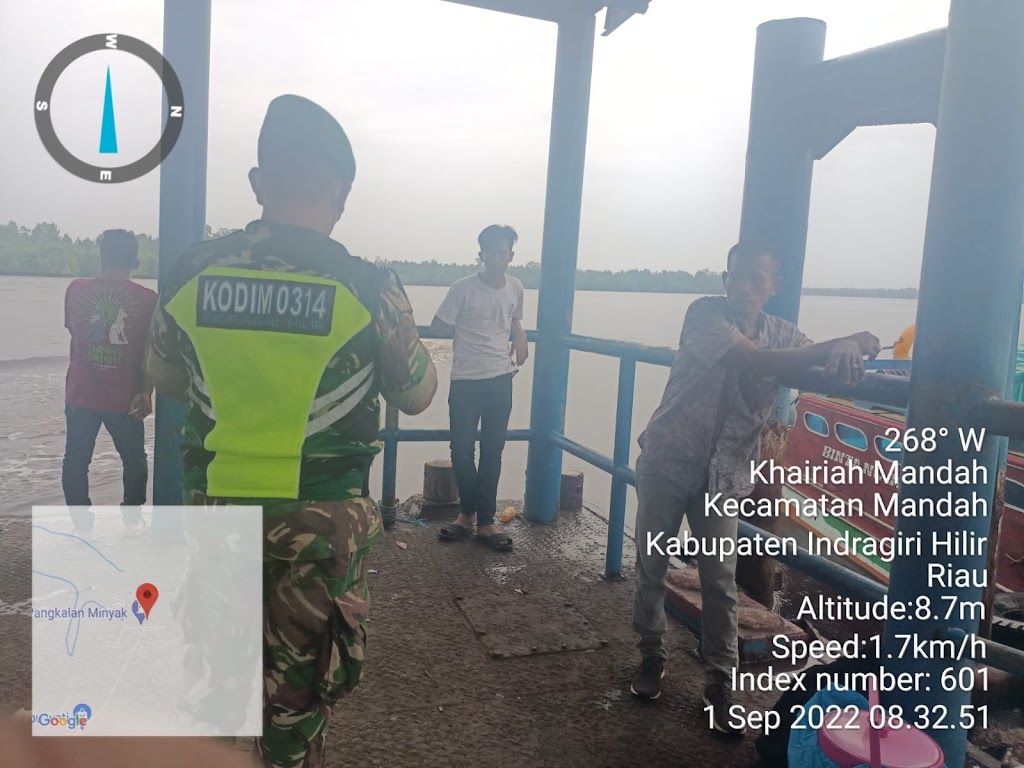 Serka JM Sialagan  Babinsa Koramil 08/Mandah Kodim 0314/Inhil Terapkan Protokes  Kepada Penumpang di Pelabuhan Sembuang