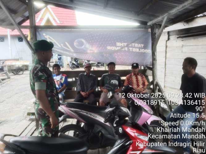 Babinsa Koramil 08/Mandah Perkuat Jaring Teritorial Melalui Komunikasi Kependudukan di Desa Bakau Aceh