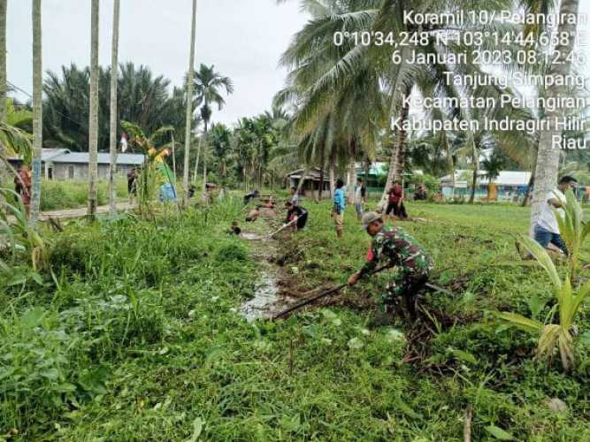 Babinsa Bersih Bersih Drainase