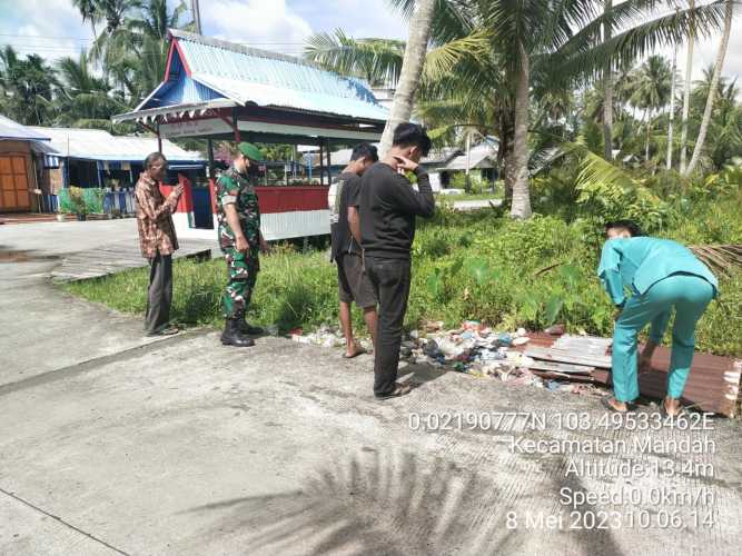 Babinsa Lakukan Pemberdayaan Kebersihan