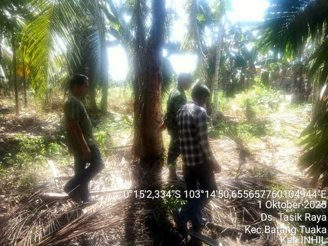 Babinsa Koramil 12/Batang Tuaka Tingkatkan Intensitas Patroli Tapal Batas di Desa Tasik Raya