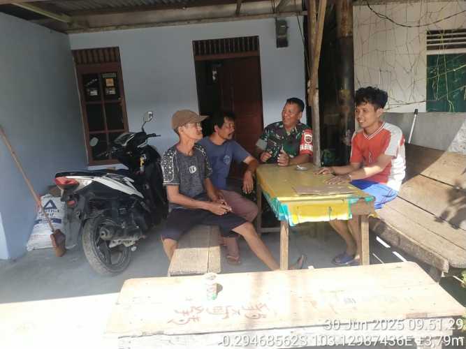 Babinsa Koramil 12/BTK Kodim 0314/Inhil Lakukan Komsos dan Ajak Masyarakat Jaga Kebersihan Lingkungan