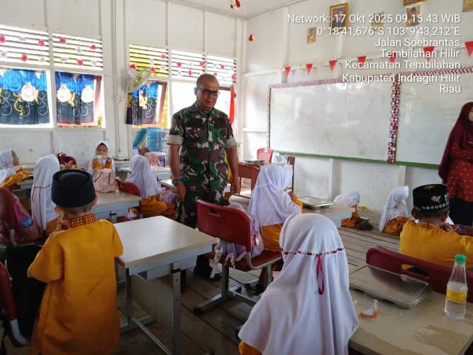 Babinsa Sertu Anton Dampingi Penyaluran 2.905 Porsi Program Makan Bergizi Gratis di Tembilahan