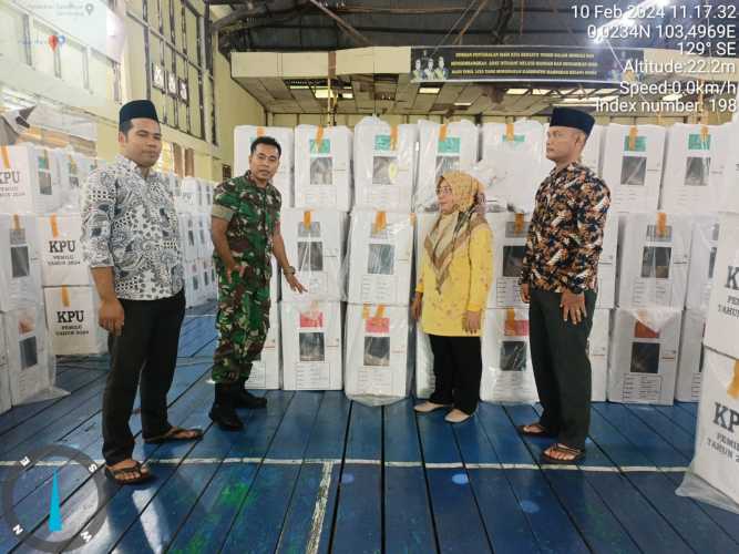 Babinsa Mandah  Bersama  Pihak Terkait Jaga Logistik Pemilu 2024