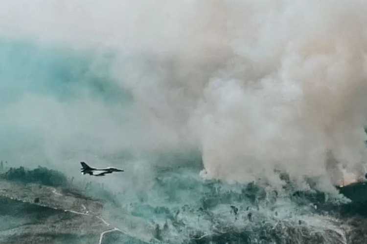 Lanud Roesmin Nurjadin Kerahkan Pesawat F-16 Pantau Karhutla di Riau