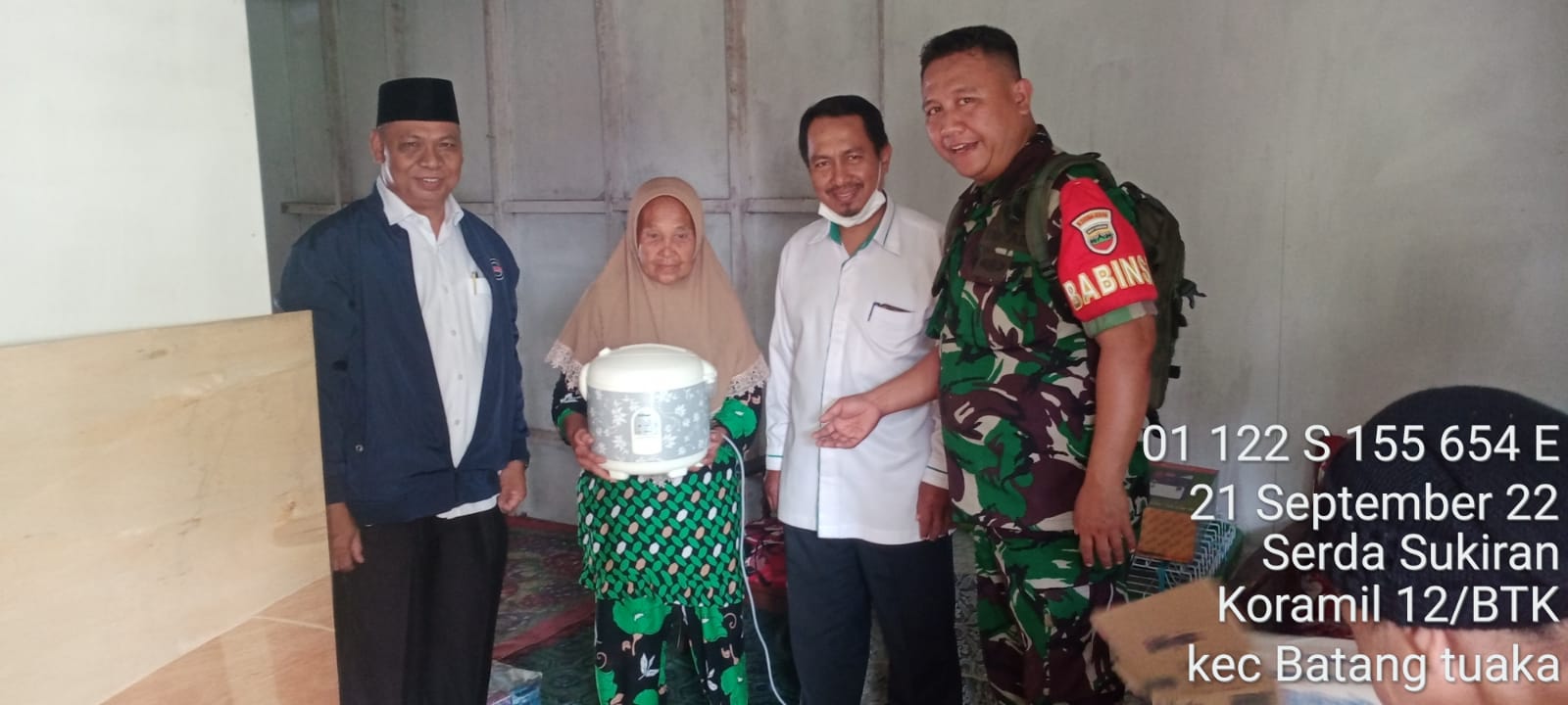 Serda Sukiran Babinsa Koramil 12/Batang Tuaka Membantu Penyaluran Bantuan dari Baznas Inhil