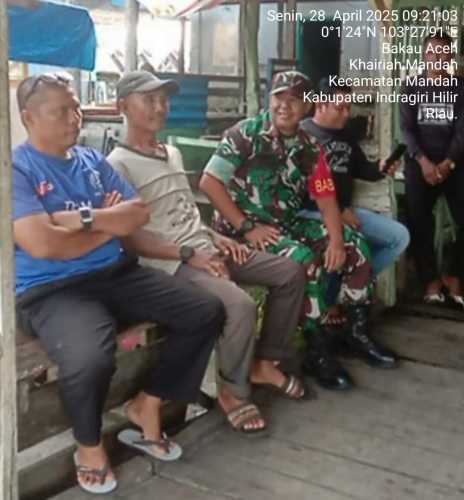 Babinsa Desa Bakau Aceh Perkuat Konsolidasi Sosial melalui Komsos