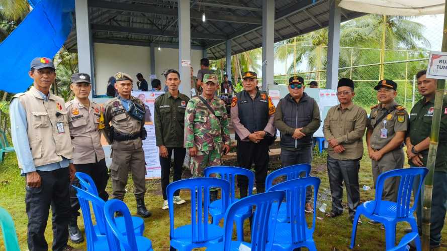 Kapolsek Pelangiran Tinjau Seluruh TPS di Kecamatan Pelangiran pada Hari Pencoblosan.