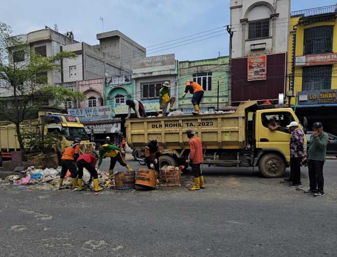 Bupati Rohil Instruksikan DLH Kerahkan Tim Orange Bersihkan Sampah di Bagan Batu