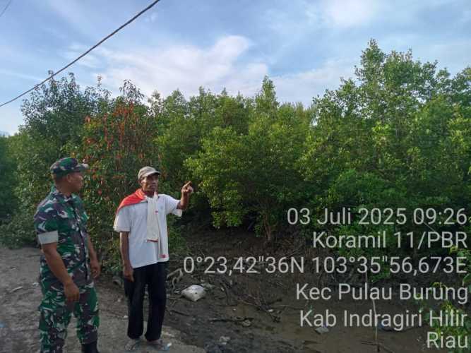 Babinsa Koramil 11/Pulau Burung Jaga  kelestarian lingkungan lewat patroli Karhutla