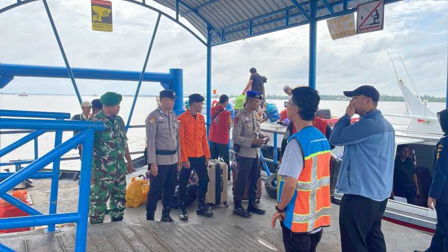 Petugas Pos Pelayanan Laksanakan Pengamanan Kedatangan Kapal di Pelindo Tembilahan Berjalan Aman dalam Ops Ketupat Lancang Kuning 2026