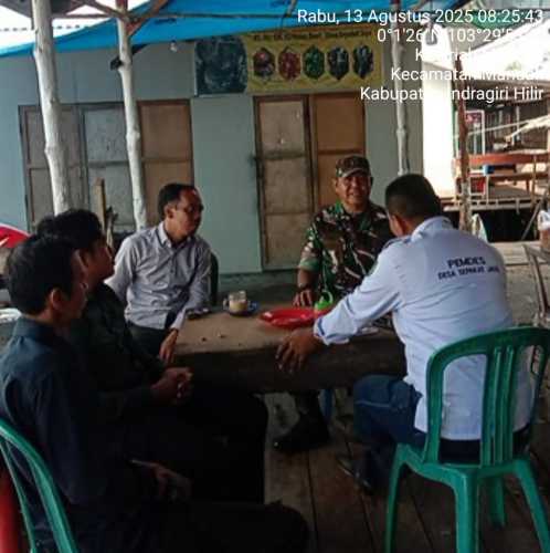 Babinsa Koramil 08/Mandah Tingkatkan Komsos dengan Warga Desa Bakau Aceh