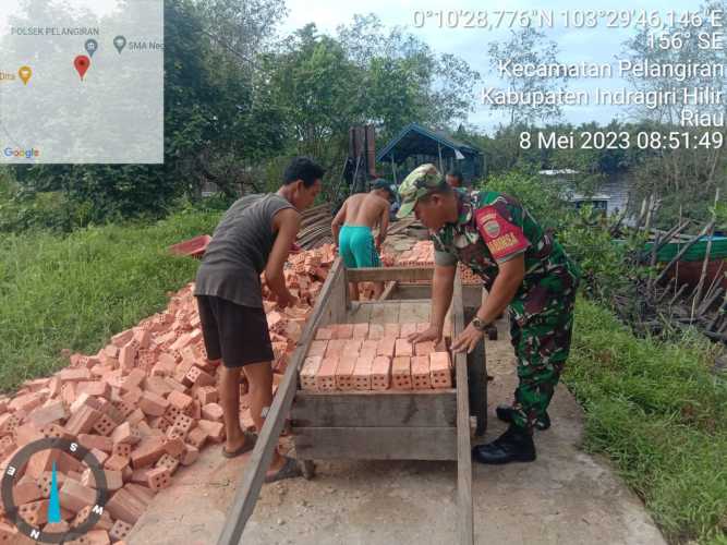 Serda Erik Bantu Warga Angkut Material Bangunan