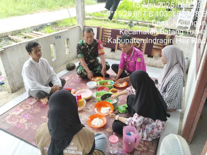 Babinsa Koramil 12/Batang Tuaka Aktif Monitoring Harga Komoditas Perkebunan di Desa Junjangan