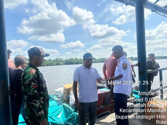 H-1 Lebaran, Babinsa Mandah Siaga Pengamanan Arus Mudik di Pelabuhan Sembuang