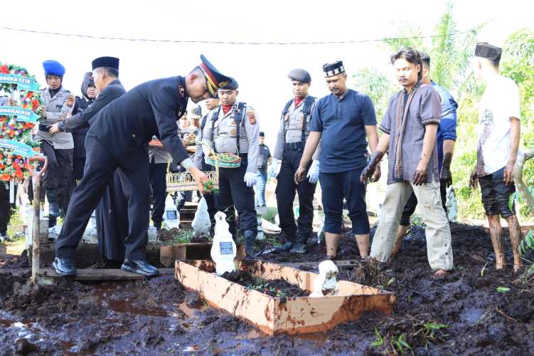 Upacara Pemakaman  AIPTU Bakhtiar Efendi Panggabean Berlangsung Khidmat