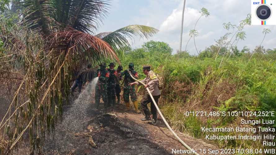 Personil Koramil Batang Tuaka Melaksanakan Pendinginan Titik Api di Desa Sungai Luar