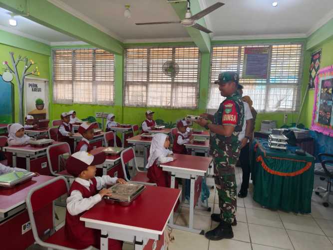 Serda Miskal turun langsung ke lapangan sejak pagi untuk mengawal proses pendistribusian MBG di dua titik utama