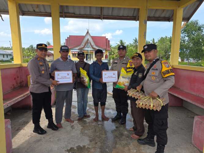 Sentuhan Humanis Kapolsek Pelangiran, Berbagi Bansos di Desa Rotan Semelur Menyambut Ramadan