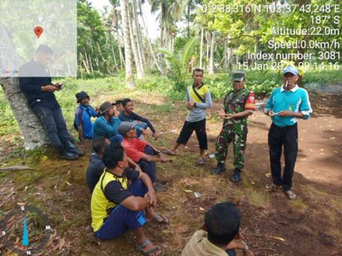 Babinsa Belaras Gelar Komsos, Himbau Masyarakat Waspada Cuaca Ekstrem