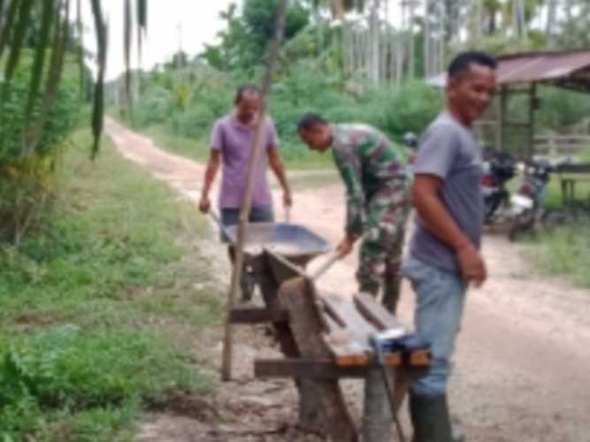 Kopda Roni Membantu Perbaikan Jalan Desa