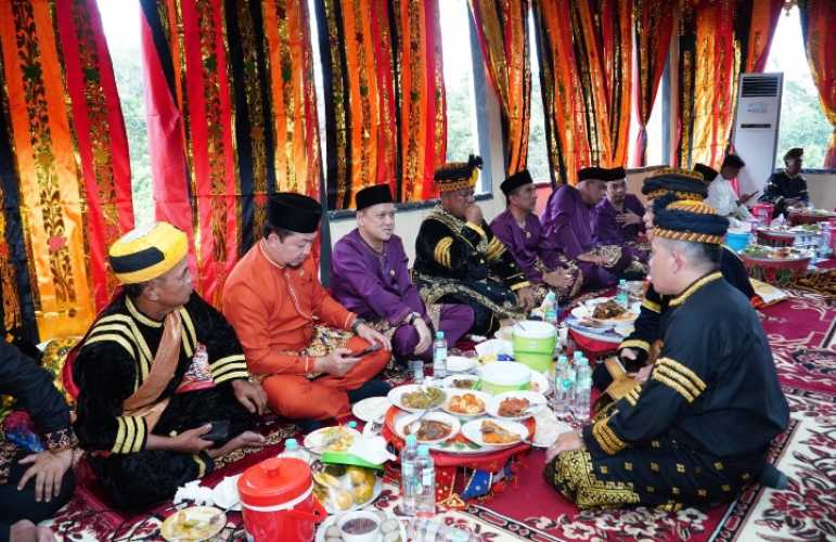 Usai Paripurna, Ketua DPRD Kampar, Pj Bupati dan Ninik Mamak Duduk Baselo di Balai Adat