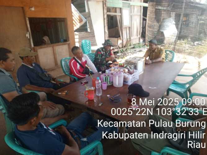 Babinsa Koramil 11/PBR Tingkatkan Sinergi dengan Masyarakat Desa Manunggal Jaya melalui Komsos