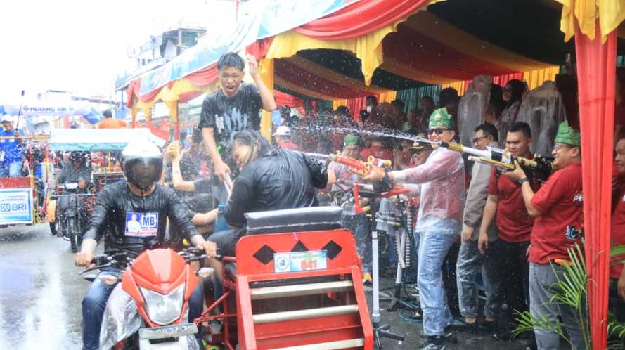 Meriahnya Festival 'Perang Air' di Riau: Merawat Tradisi, Jaga Persaudaraan