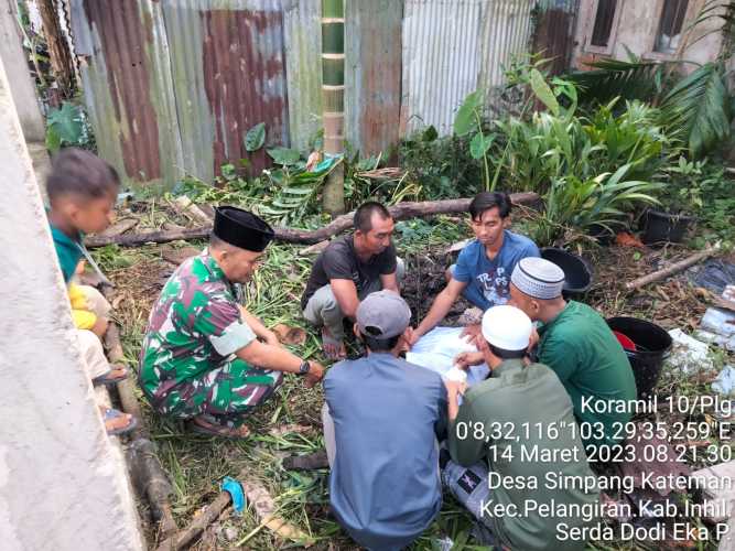 Babinsa Membantu Kegiatan Hajatan Warganya