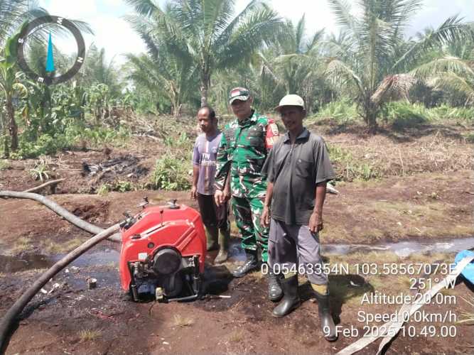 Babinsa Kopda Hendri Pimpin Proses Pendinginan Karhutla di Desa Belaras Barat