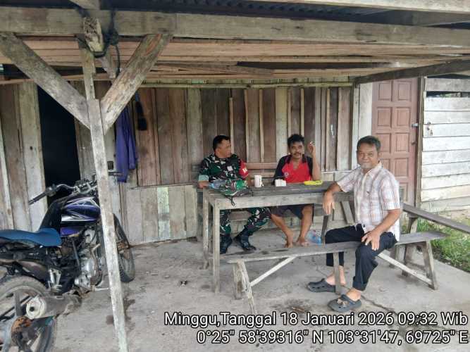 Babinsa Sungai Danai melaksanakan pengembangan jaring teritorial melalui komunikasi dengan masyarakat (Komduk),