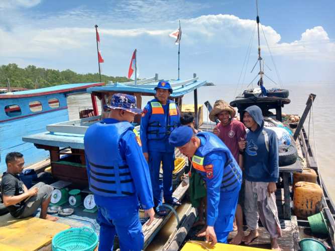 Satpolairud Polres Asahan Sosialisasikan Layanan Call Center 110 Kepada Nelayan Bagan Asahan