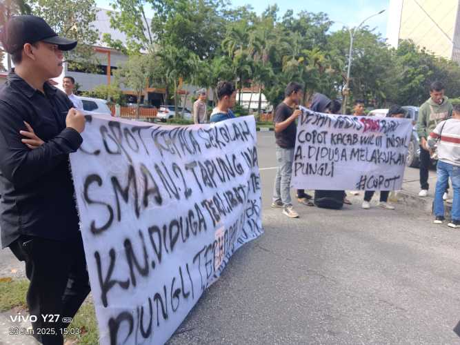 Nyaris Bentrok Seram Tuntut Kadisdik Riau Copot Kacabdis III Terkait Pungli ke Sekolah-sekolah