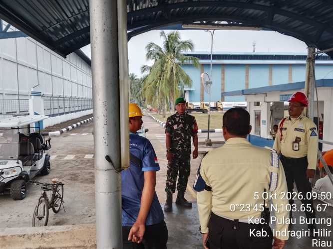 Babinsa Pulau Burung Bangun Komunikasi Sosial dengan Security PT RSUP demi Keamanan Lingkungan