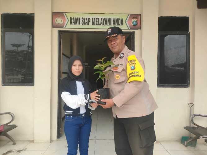 Polsek Pulau Burung Gelar Green Policing, Bagikan Bibit Pohon kepada PHL dan Tanam di Lingkungan Mapolsek