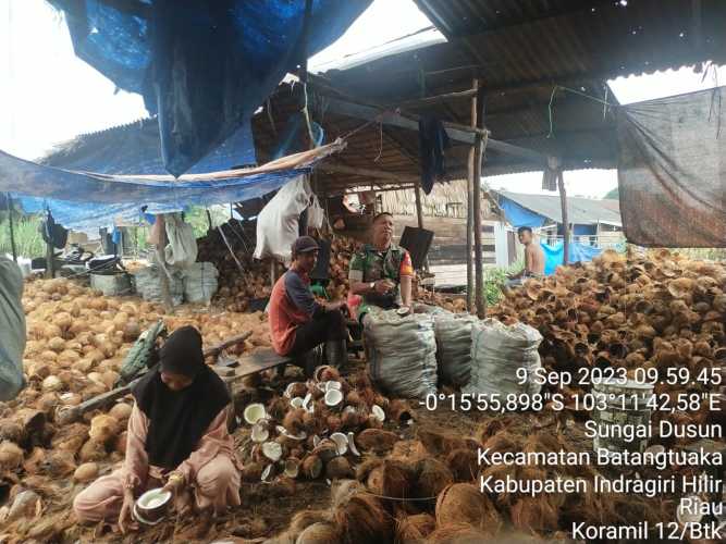 Babinsa Mewajibkan Petani Kelapa Mempergunakan Alat Keselamatan