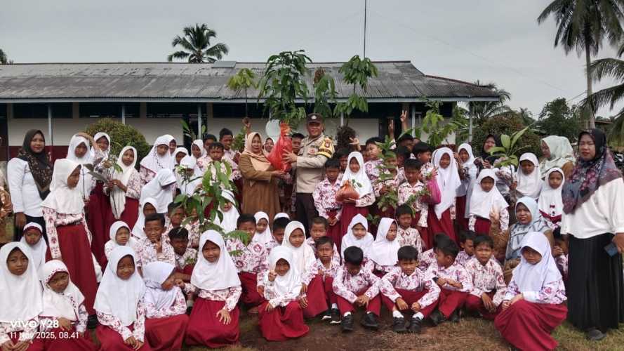 Dukung Pelestarian Lingkungan Sekolah, Babinkamtibmas Polsek Pulau Burung Jalan Progran Green Policing