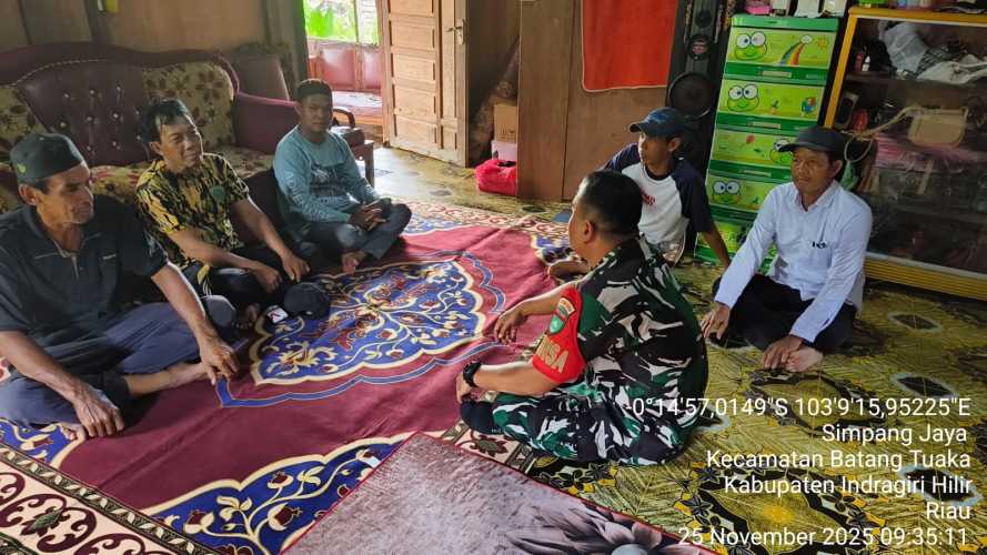 Babinsa Simpang Jaya Mengaja warga untuk mendukung program pemerintah Koperasi Merah Putih