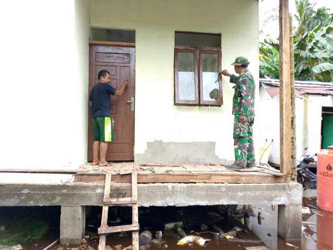 Personil Koramil 11/Pulau Burung Lakukan Finishing Rumah Tidak Layak Huni dalam Program TMMD ke-123 Kodim INHIL