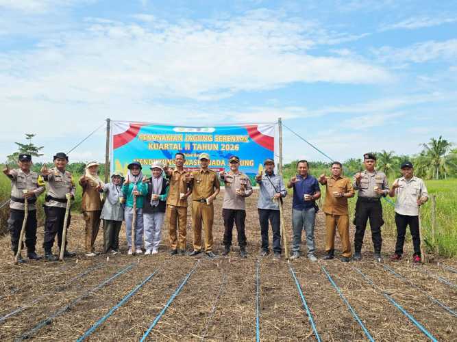 Kapolsek Tembilahan Hulu  Dukung Gerakan Penanaman Jagung Serentak, Perkuat Ketahanan Pangan di Desa Sialang Panjang